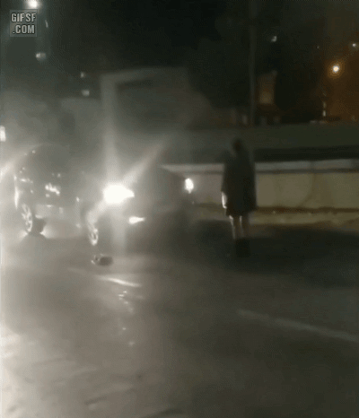 도로 길막하는 여자 응징.gif | 인스티즈