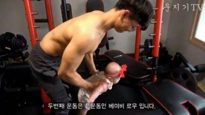 운동하는 아빠에게 딸을 맡기면 | 인스티즈