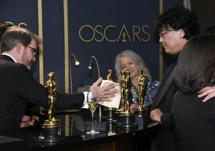 트로피에 이름 새기는 봉준호 형 | 인스티즈