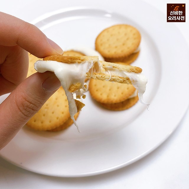 야채크래커 사이에 말랑카우를 끼워서 전자렌지에 돌리면..jpg | 인스티즈