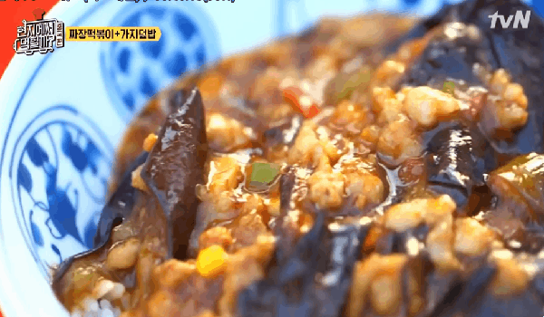 [현지에서먹힐까] 이연복셰프의 짜장떡볶이 &amp; 가지덮밥 비주얼.jpgif | 인스티즈