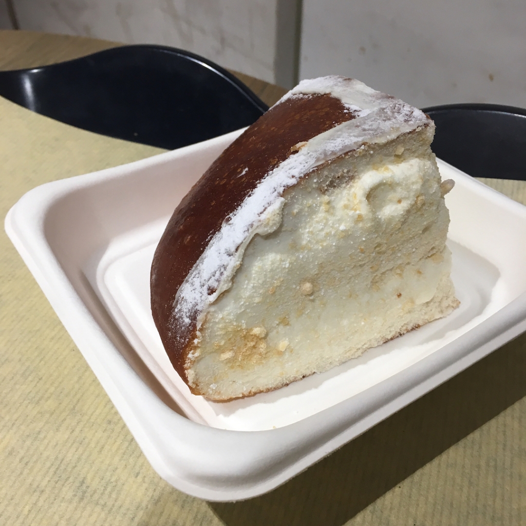 크림치즈가 겁나 많이 들었다는 파리바게트 몬스터치즈번....jpg | 인스티즈