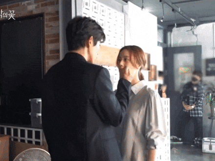 눈 껌뻑거리는 문채원이 귀여운 이준기 | 인스티즈