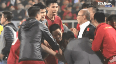 박항서 감독 헹가래.gif | 인스티즈