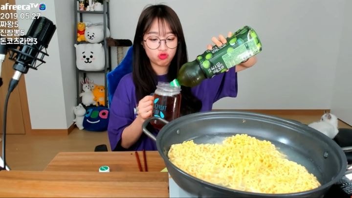 라면 한번에 18개먹는 쯔양.jpg | 인스티즈