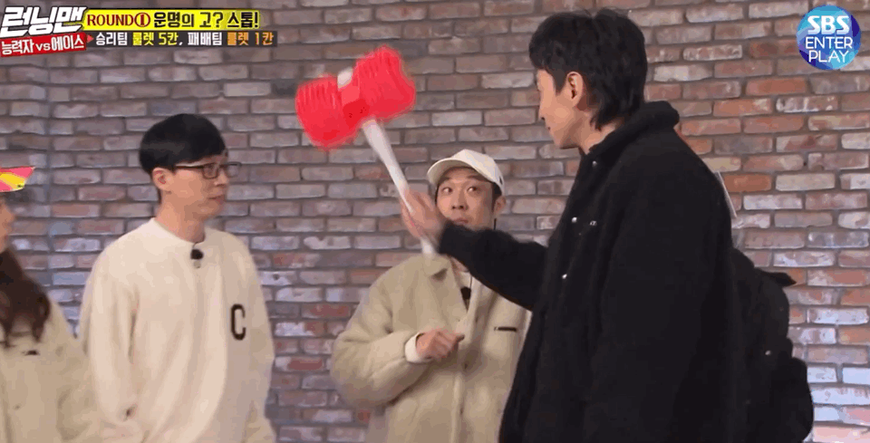 ??? : 원래 동생이 잘못하면 형이 맞는거야... | 인스티즈