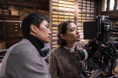 자신의 연기 모니터링하는 배우들 실제 모습JPGIF | 인스티즈