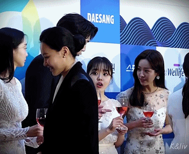 김향기 : 이거 술이에요??.gif | 인스티즈