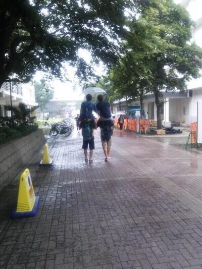 우산 하나를 나눠 쓰는 여학생과 남학생 차이 | 인스티즈