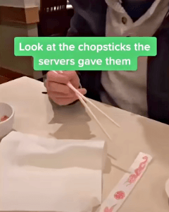 젓가락이 어색한 외국인.gif | 인스티즈