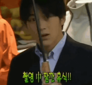 휴식 중에 담배피는 모습 찍히자 당황하는 고수.gif | 인스티즈
