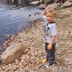 외국 꼬마 물수제비 레전드ㄷㄷㄷ.gif | 인스티즈
