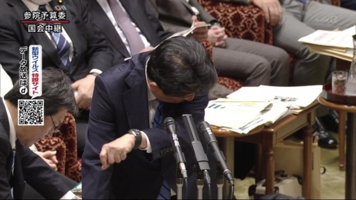 어? 저 사람 기침하는데? | 인스티즈