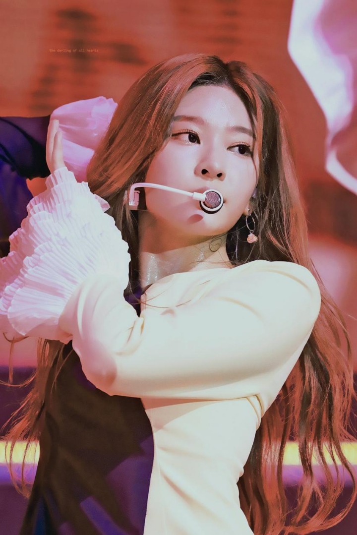 무대에서 땀흘리는 아이즈원 | 인스티즈