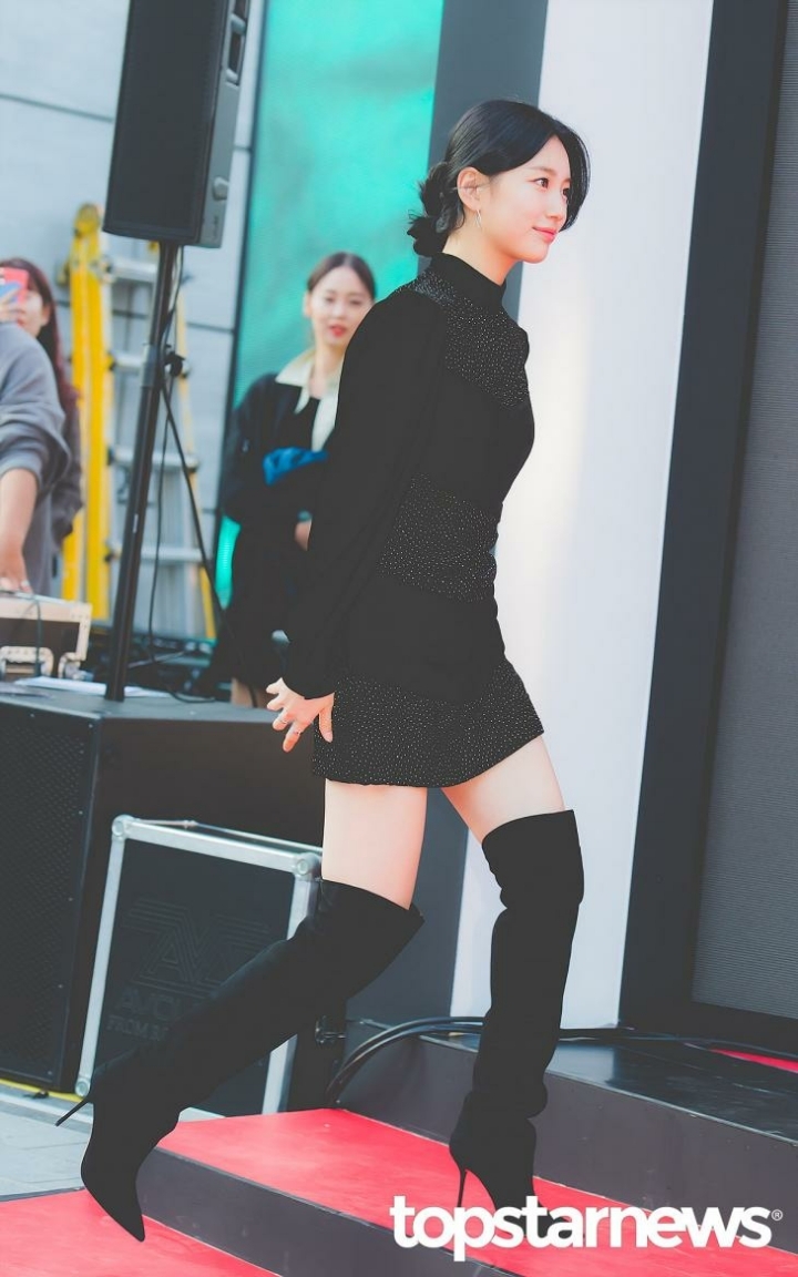 수지 치마 가려주는 경호원 | 인스티즈