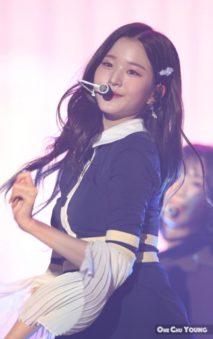 무대에서 땀흘리는 아이즈원 | 인스티즈