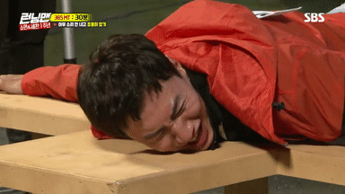 하필 트와이스 퇴근할때 곤장맞는 이광수.gif | 인스티즈