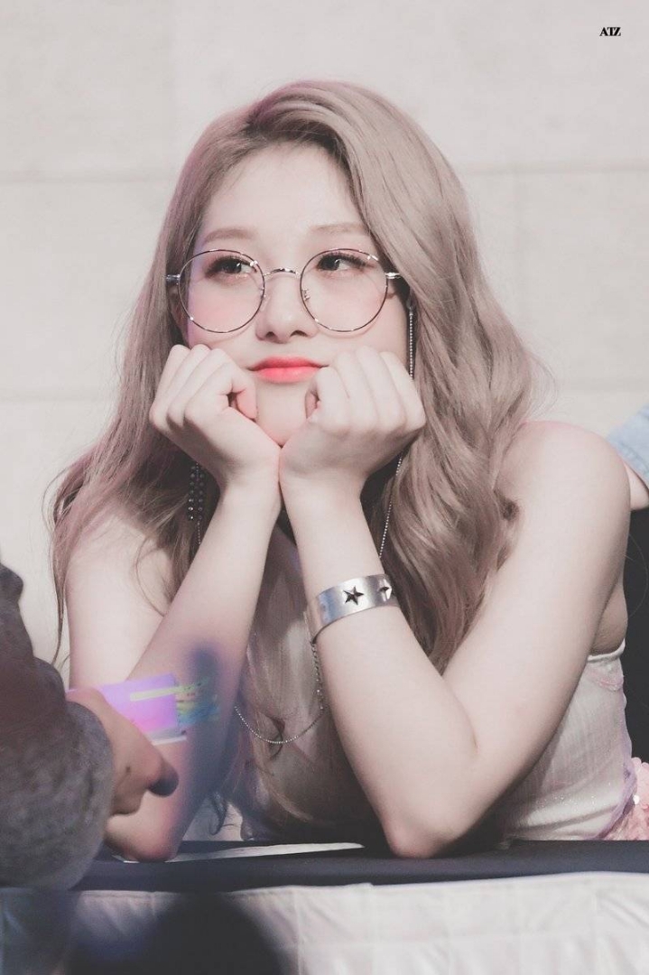안경이 잘 어울리는 걸그룹 멤버 ..gif | 인스티즈