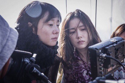 자신의 연기 모니터링하는 배우들 실제 모습JPGIF | 인스티즈