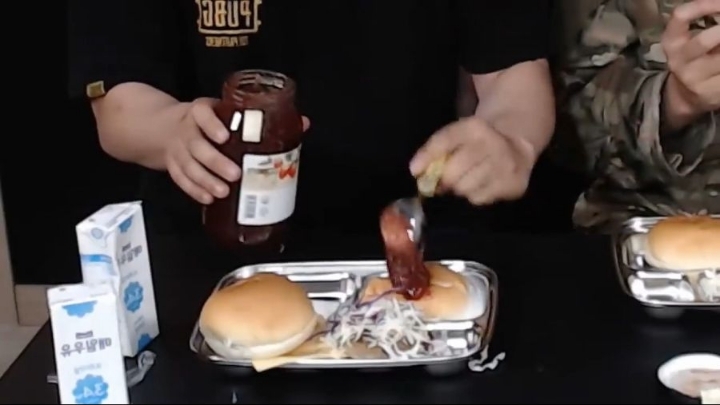 군대리아 미필과 군필의 먹는법 비교 | 인스티즈