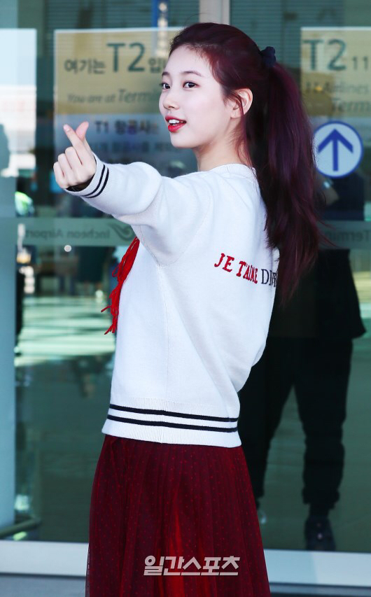 수지가 공항에서 갑자기 머리를 묶은 이유 | 인스티즈