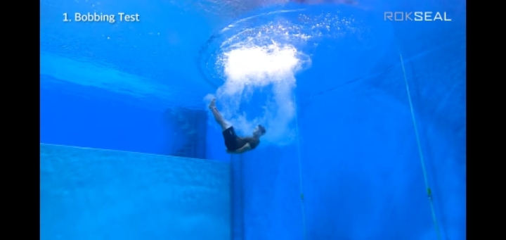 이근대위의 다리 상처 팔다리 묶인상태에서 자유자재로 잠수 | 인스티즈