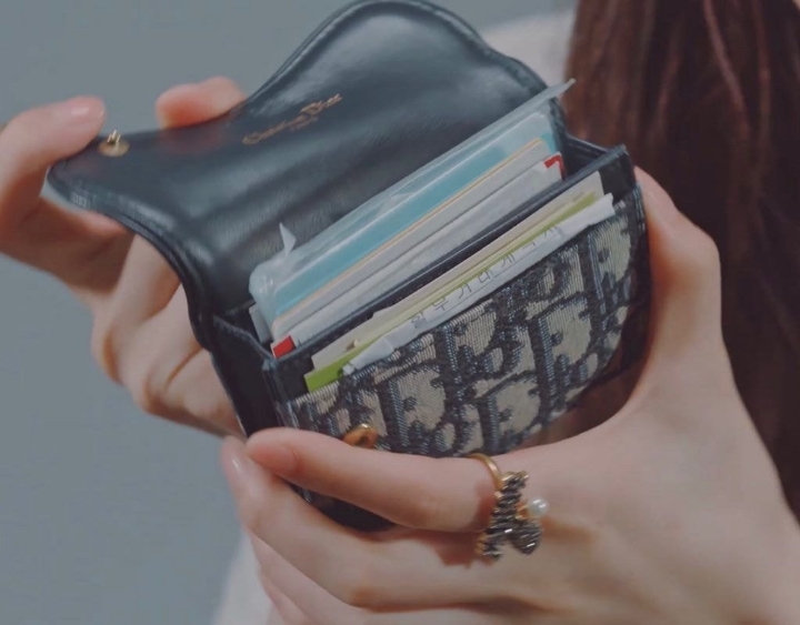 수지 지갑 근황 | 인스티즈