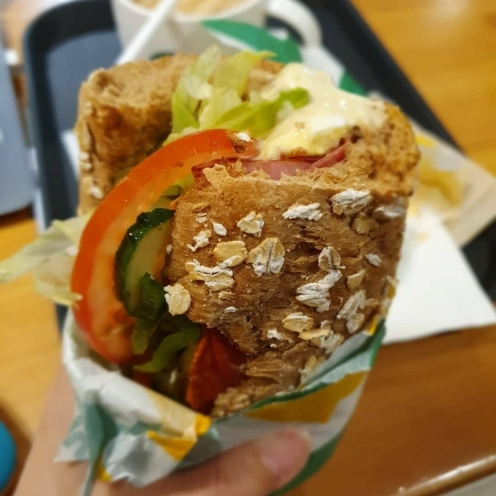 평생 무료로 먹을 수 있다면 서브웨이 vs 맘스터치 | 인스티즈