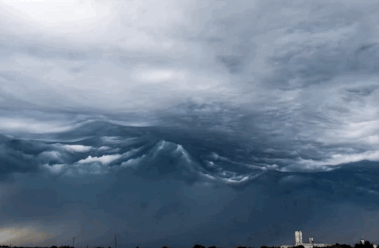 실물로 보면 공포에 움직이지도 못한다는 구름.gif | 인스티즈