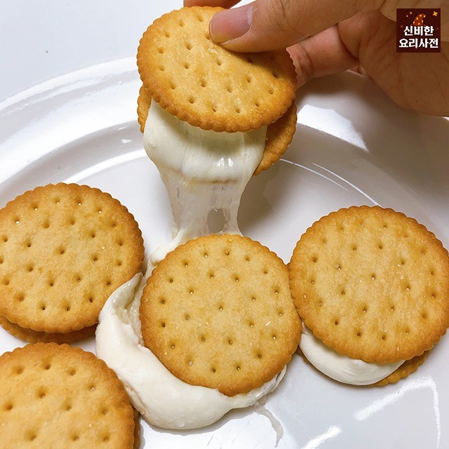 야채크래커 사이에 말랑카우를 끼워서 전자렌지에 돌리면..jpg | 인스티즈