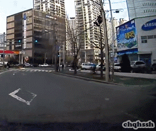 신호위반 하는 미친 택시.gif | 인스티즈