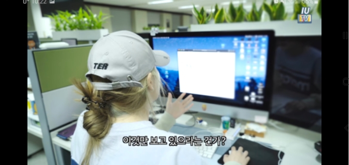 분노의 티켓팅 하는 아이유 | 인스티즈