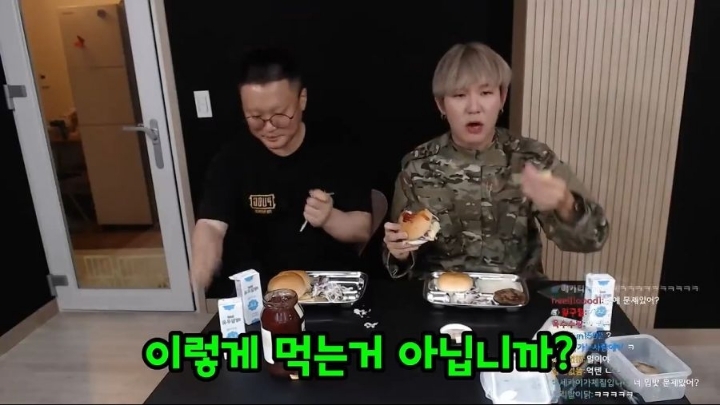 군대리아 미필과 군필의 먹는법 비교 | 인스티즈