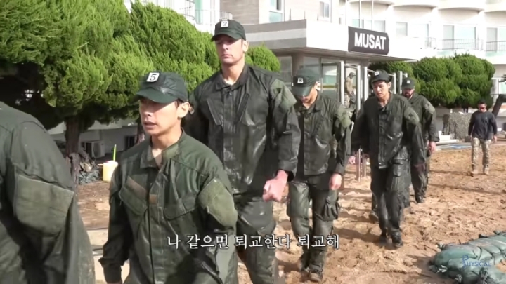 가짜사나이2 아슬란 교관 커피 이전에 긁어댔던 장면 ㅋㅋ.jpg | 인스티즈