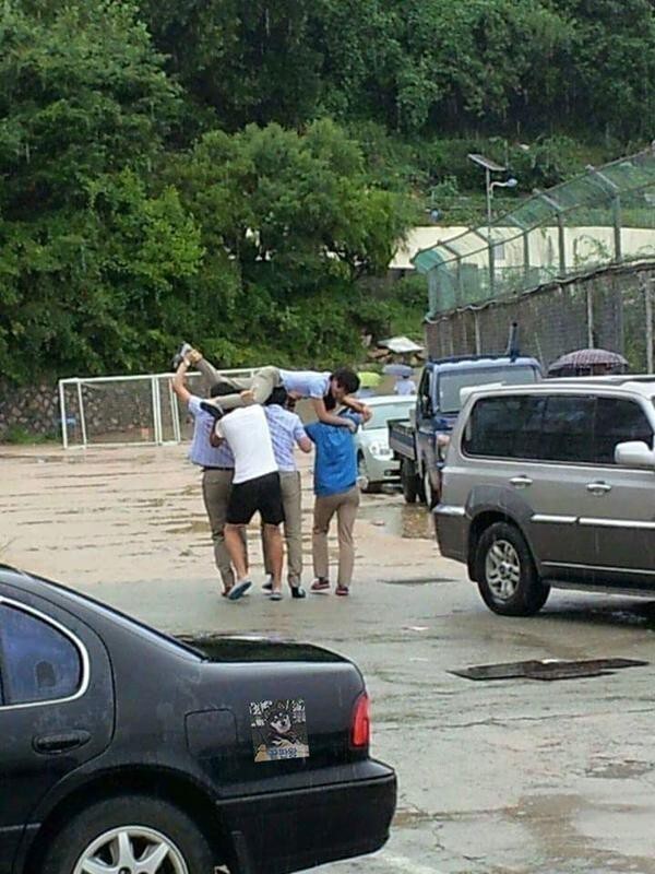 우산 하나를 나눠 쓰는 여학생과 남학생 차이 | 인스티즈