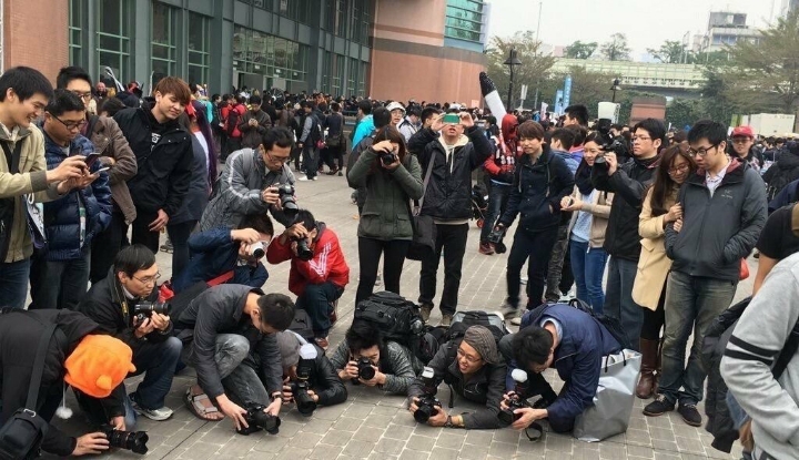 아니 저렇게까지 밑에서 찍어야 하나 | 인스티즈
