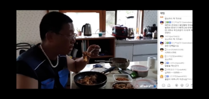 뒷광고는 커녕 앞광고도 없을듯한 저세상 먹방 유튜버 | 인스티즈