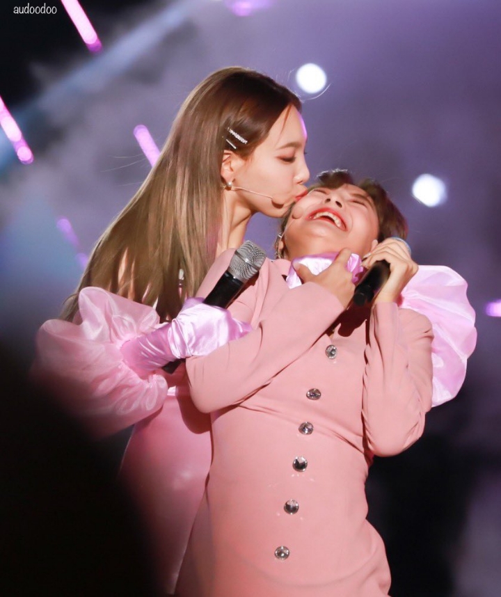 뽀뽀하는 트와이스 | 인스티즈