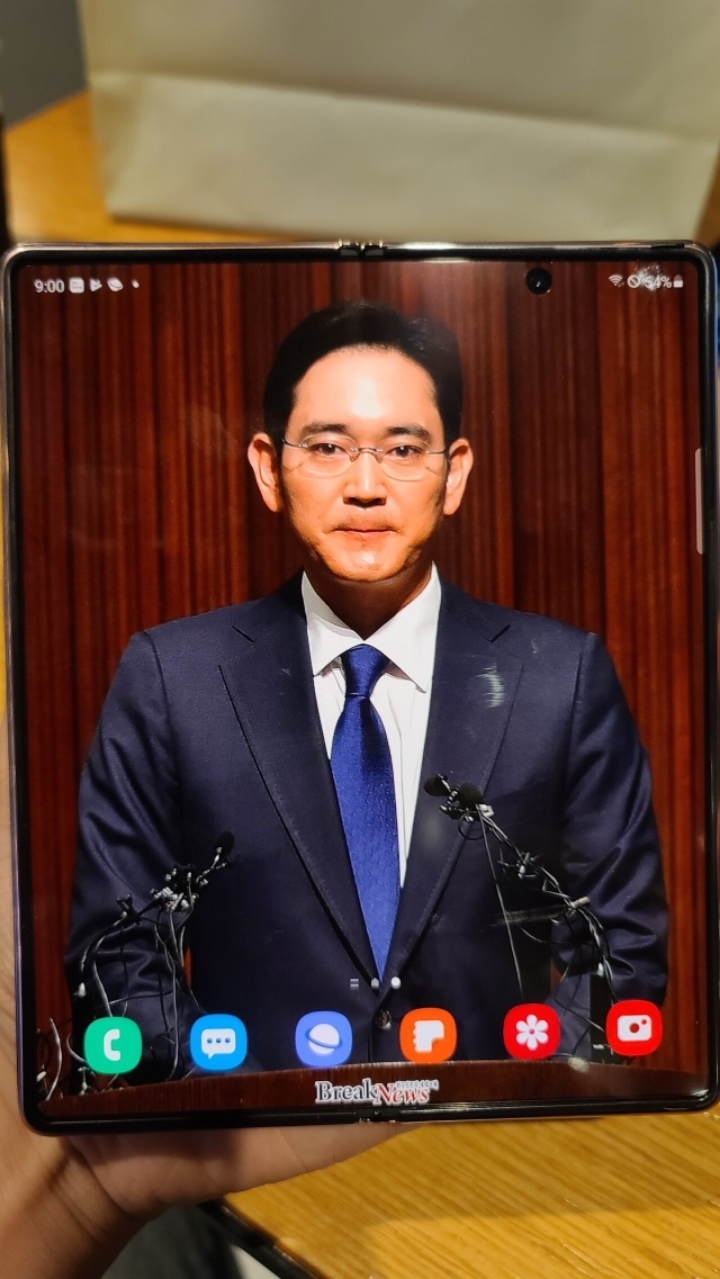 시원한 화면의 갤폴드2 | 인스티즈