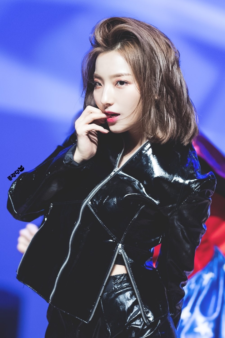 프로미스나인 캡틴 이새롬.gif | 인스티즈