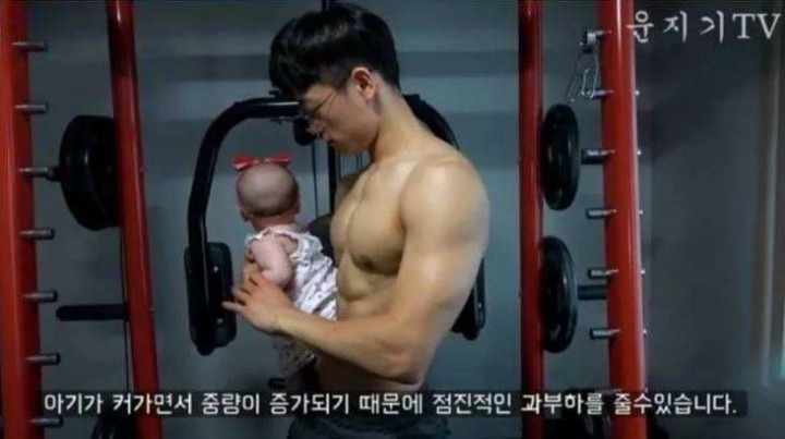 운동하는 아빠에게 딸을 맡기면 | 인스티즈