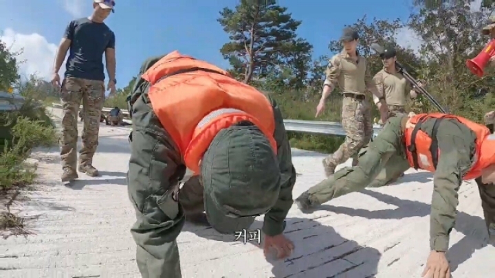 [가짜사나이2] 훈련장에 난입한 커피아저씨 | 인스티즈