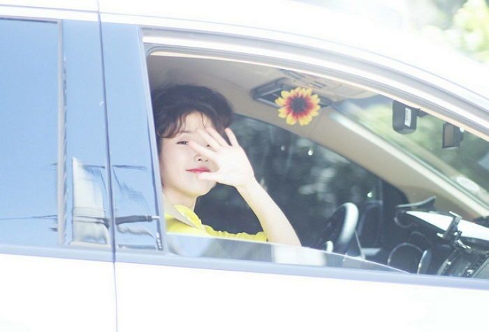 대놓고 덕질하는 아이유 여덕 연예인 .gif | 인스티즈