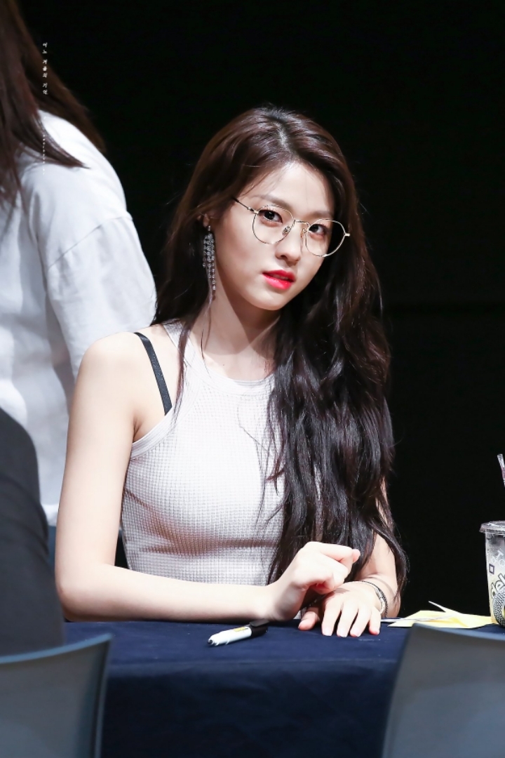 팬들이 매번 안경을 사오자 설현의 반응 | 인스티즈