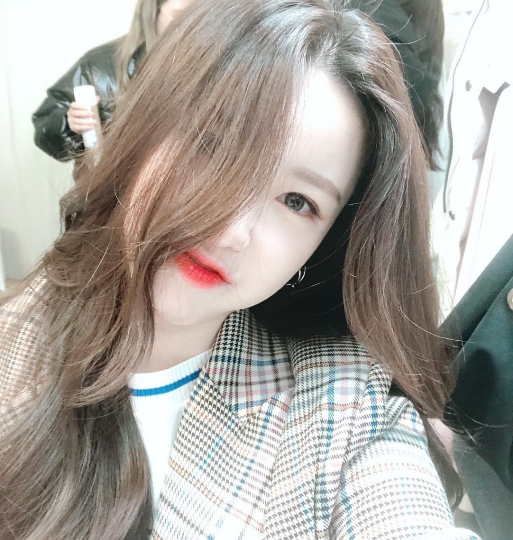 앞머리를 귀뒤로 살짝 넘긴 전효성 최근.JPG | 인스티즈