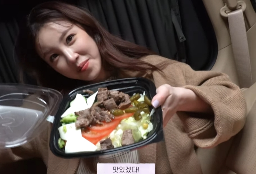 차에서 밥먹는 전효성........jpg | 인스티즈