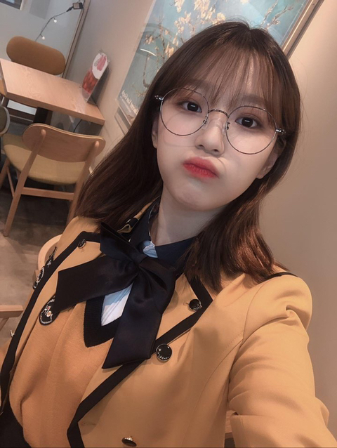 안경 쓴 프로미스나인 백지헌 | 인스티즈