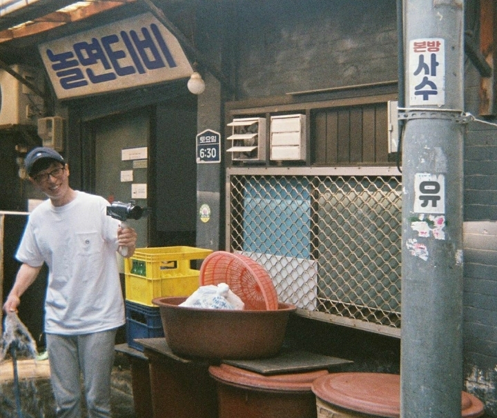 [놀면뭐하니] 로고 손글씨 유재석,사진촬영 조세호,촬영 도와준 모델 아이린.jpg | 인스티즈