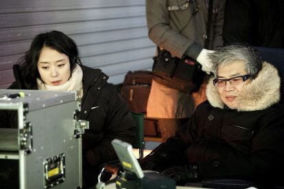 자신의 연기 모니터링하는 배우들 실제 모습JPGIF | 인스티즈