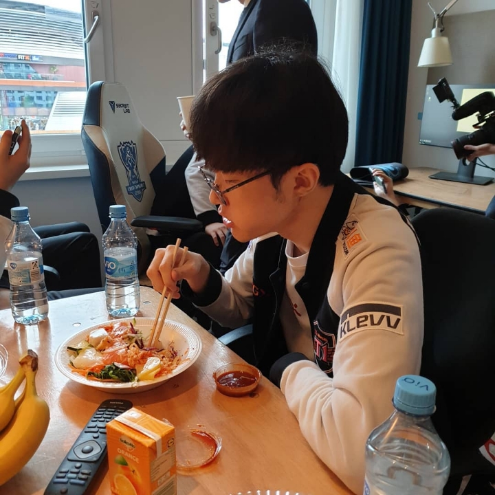 팬들에게 한식 도시락 선물받은 SKT | 인스티즈
